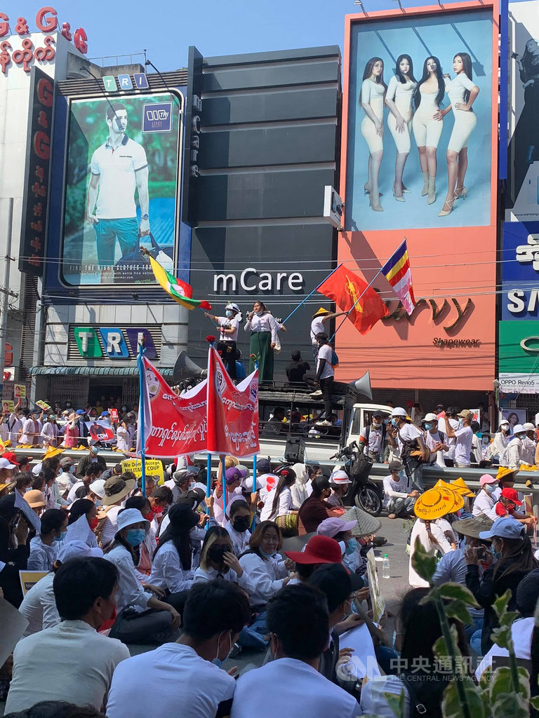 緬甸公民社羣22日發起22222全國大罷工，圖爲緬甸第二大城曼德勒的街頭抗議。（圖片來源：中央社）
