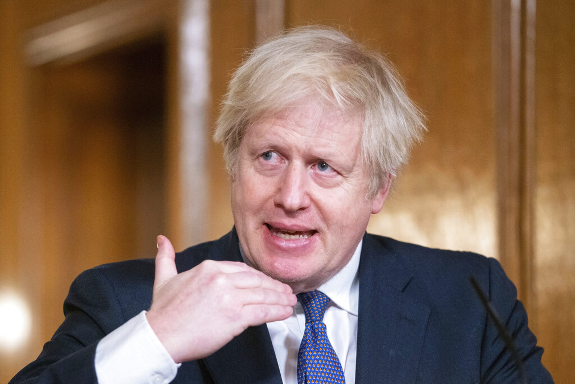 英国首相约翰逊在伦敦唐宁街10号一个媒体发报会上发言。