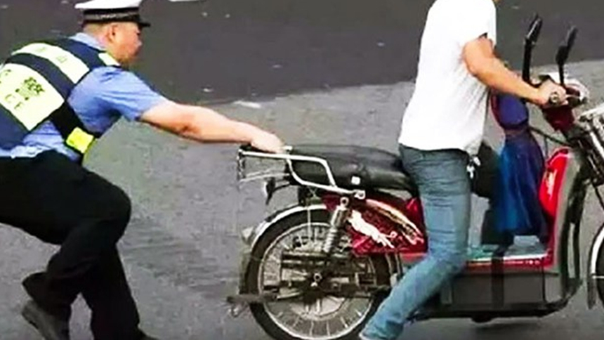 近日，广东省东莞市突然进行了运动式的禁止电自行车行动，强制收走了民众的大批电动车。(图片来源：网络视频截图）