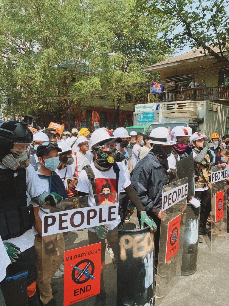 缅甸第一大城仰光民众28日持续上街抗议，民众戴上头盔手持盾牌自保。（图片来源：缅甸民众Karkar/中央社）