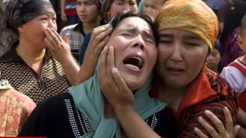联合国表示，据“可靠情报”证明中共在新疆秘密囚禁百万维吾尔族人。图为哀凄的维吾尔母亲们。（图片来源：取自Human Rights Watch国际人权组织）