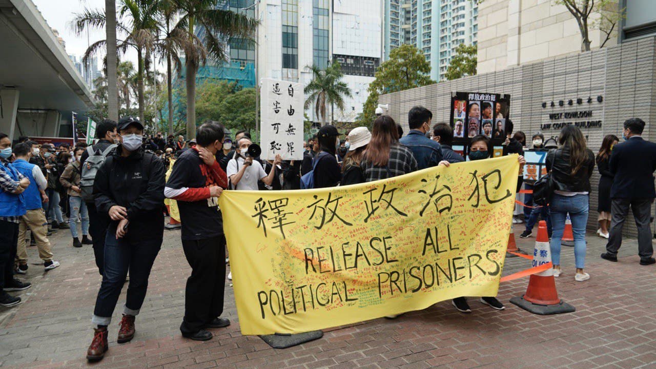3月1日，香港47名泛民主派人士在西九龙裁判法院提堂，大量香港民众到场声援。 （郑铭/希望之声）