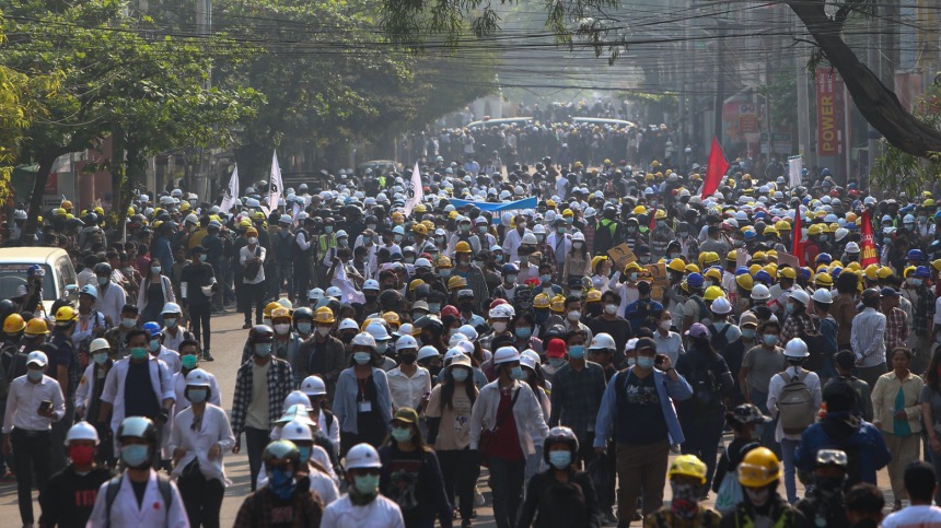 缅甸工会联盟号召3/8全国大罢工 盼制止军事政变。图为日前仰光民众抗议的画面。