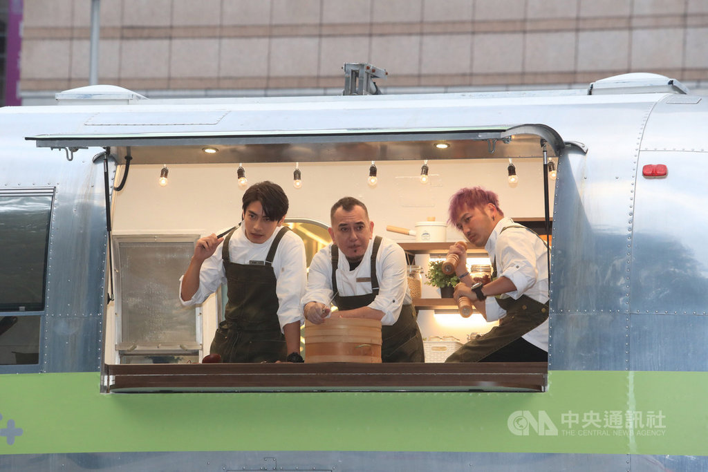 “开着餐车交朋友”开镜仪式27日下午在台北举行，香港演员黄秋生（中）和艺人KID林柏升（右）、宋柏纬（左）出席，3人在餐车内合影。中央社