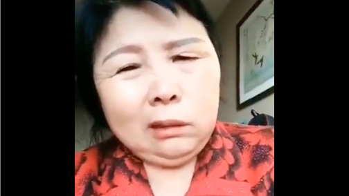 一名中国妇人在社媒发出施打第二针疫苗后面瘫的视频，引发讨论。（图片来源：视频截图）