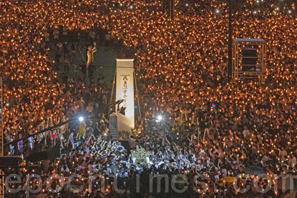 2019年6月4日，香港支聯會在維多利亞公園舉行燭光悼念集會。圖爲大會向民主烈士紀念碑獻花。（蔡雯文／大紀元）