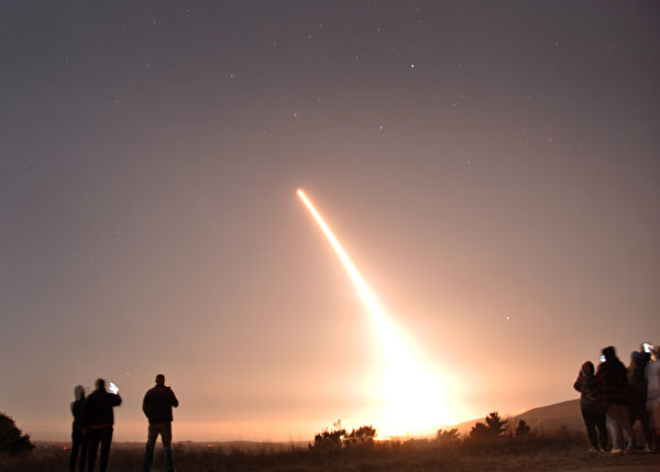 2020年10月29日，一枚义勇兵（Minuteman III）三型洲际弹道导弹在加利福尼亚范登堡空军基地发射升空。（美国空军）