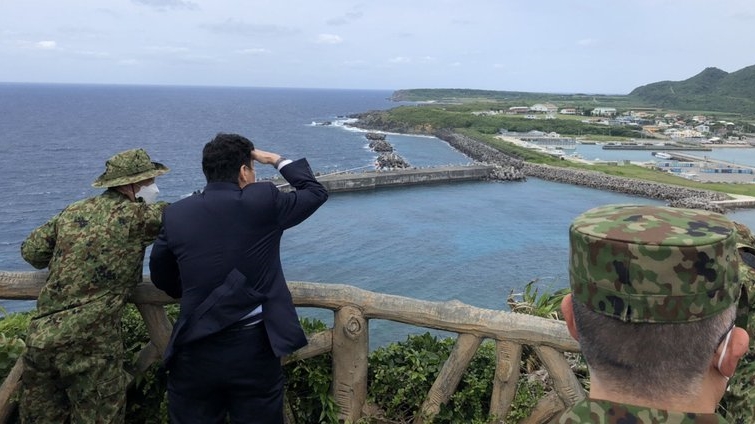 圖為日本防衛大臣岸信夫4月17日前往沖繩縣，從日本與那國島遙望台灣。(圖片來源：岸信夫推特)