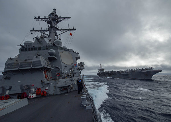 2021年1月12日，美军驱逐舰约翰‧芬恩号（DDG 113，左）与罗斯福号航母（CVN71，右）在西太平洋游弋，2021年美中对抗态势延续。（美国海军）