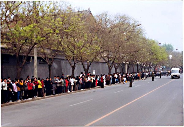 1999年4月25日，法輪功學員萬人和平上訪現場（圖：維基百科）