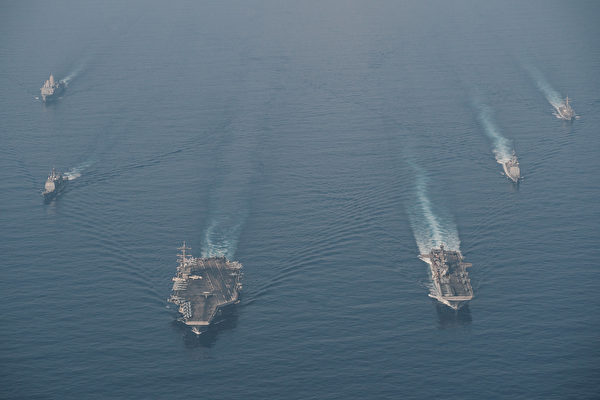 2021年4月9日，美军罗斯福号航母（CVN71，左前）舰队和马克辛岛号两栖攻击舰（LHD 8，右前）舰队在南海演练。（美国海军）