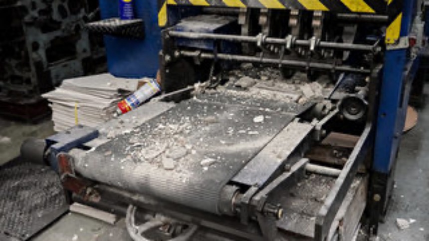 香港《大紀元時報》印刷廠近日遭4名蒙面歹徒搗亂破壞，多臺電腦與印刷機遭毀損，這也是該廠第五次遇襲。