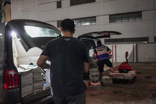香港大紀元的印刷廠司機阿榮與以往一樣按時到達，幫忙把報紙裝入車內，開車送往各區。