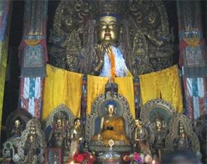 拉卜楞寺的弥勒佛像正前下方安放着一尊释迦牟尼佛的小铜像（大纪元）