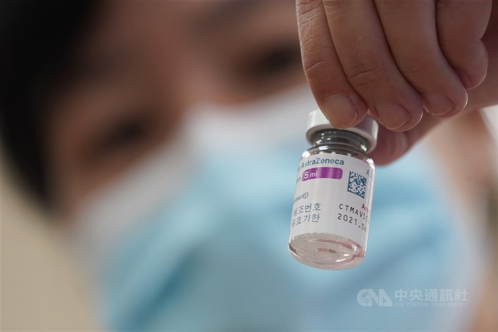 台湾透过COVAX平台购买的40万剂AZ疫苗预计下午4时抵达台湾。 