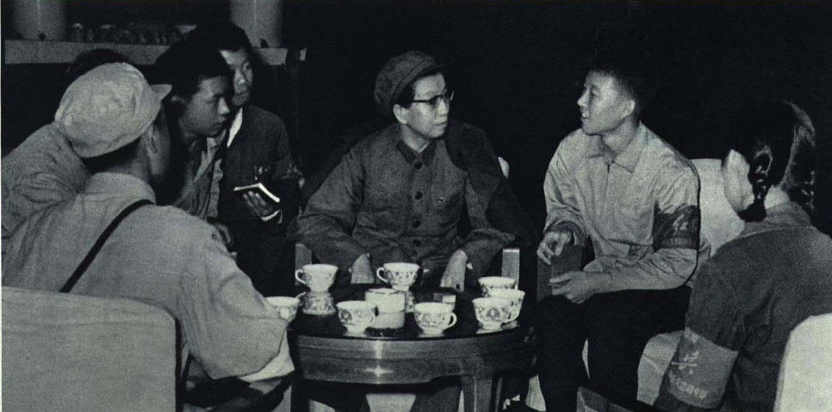 江青与红卫兵（图片：出自1967年8月《人民画报》）
