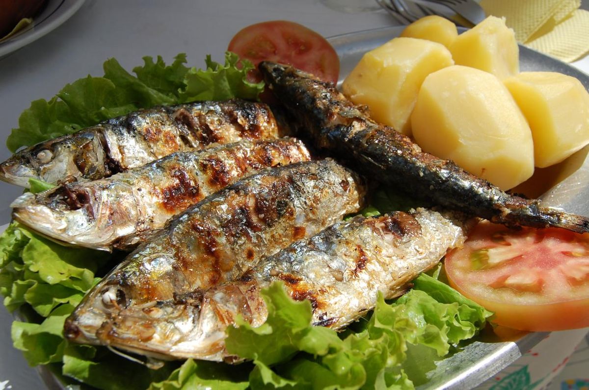 沙丁魚的做法非常簡單，首先將沙丁魚塗上鹽，然後在熱木炭烤架上烤熟。
