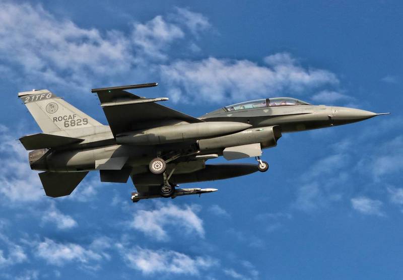 完成AIM-120飛彈試射的F-16V雙座戰機，右翼尖的飛彈已順利發射。