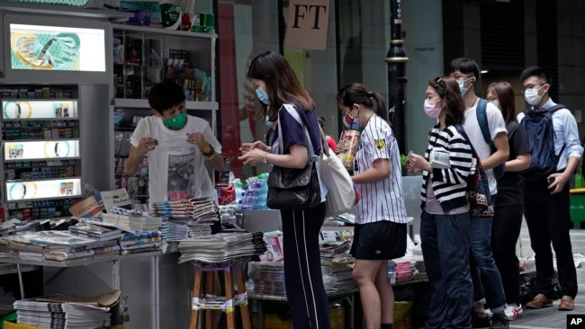 香港民众在报摊前排队购买苹果日报表达对黎智英的支持