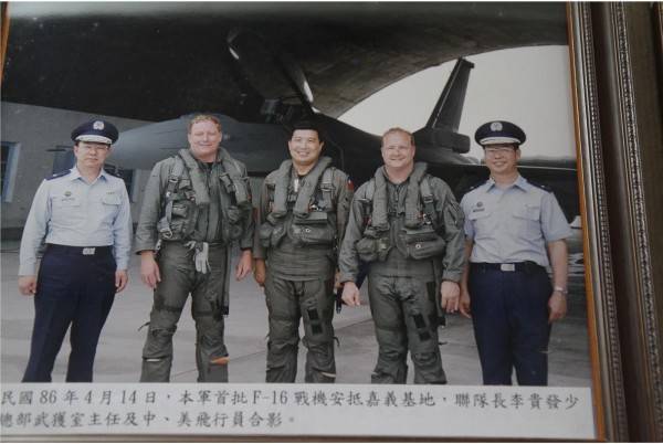 1997年4月，美臺飛行員駕駛兩架F16戰機自美飛抵臺灣。並在嘉義基地合影留念，圖中爲我國飛行員郝光明。