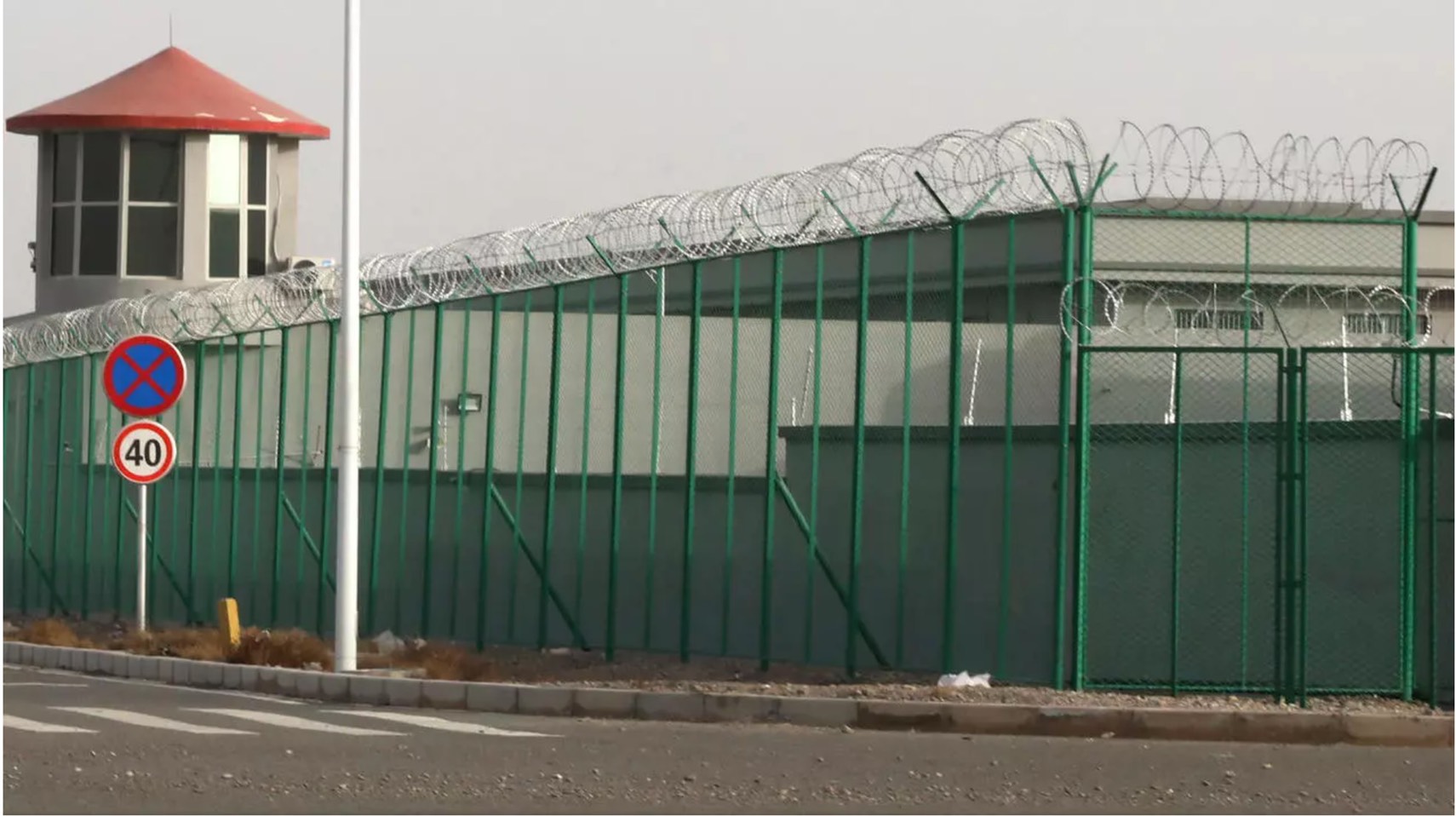 美聯社攝於2018年12月3日的這張照片，一座警衛塔和鐵絲網圍欄包圍了新疆維吾爾自治區Artux的一個拘留營。