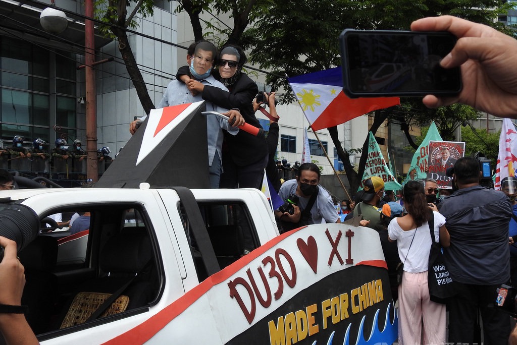 6月12日是菲律賓獨立紀念日。多個菲國民間團體號召上千名支持者聚集中國大使館前，示威民眾戴上菲律賓總統杜特蒂和中國國家主席習近平面具，諷刺杜特蒂的親中政策。中央社