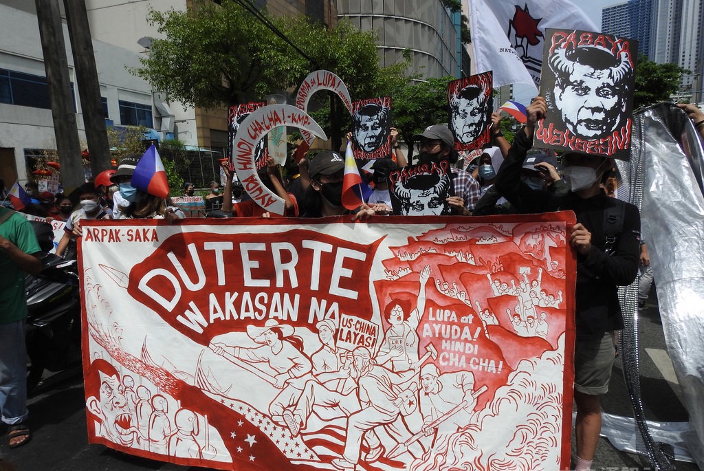 多個菲國民間團體號召上千名支持者聚集中國大使館前，示威民眾拉布條，訴求終結總統杜特蒂政權。中央社