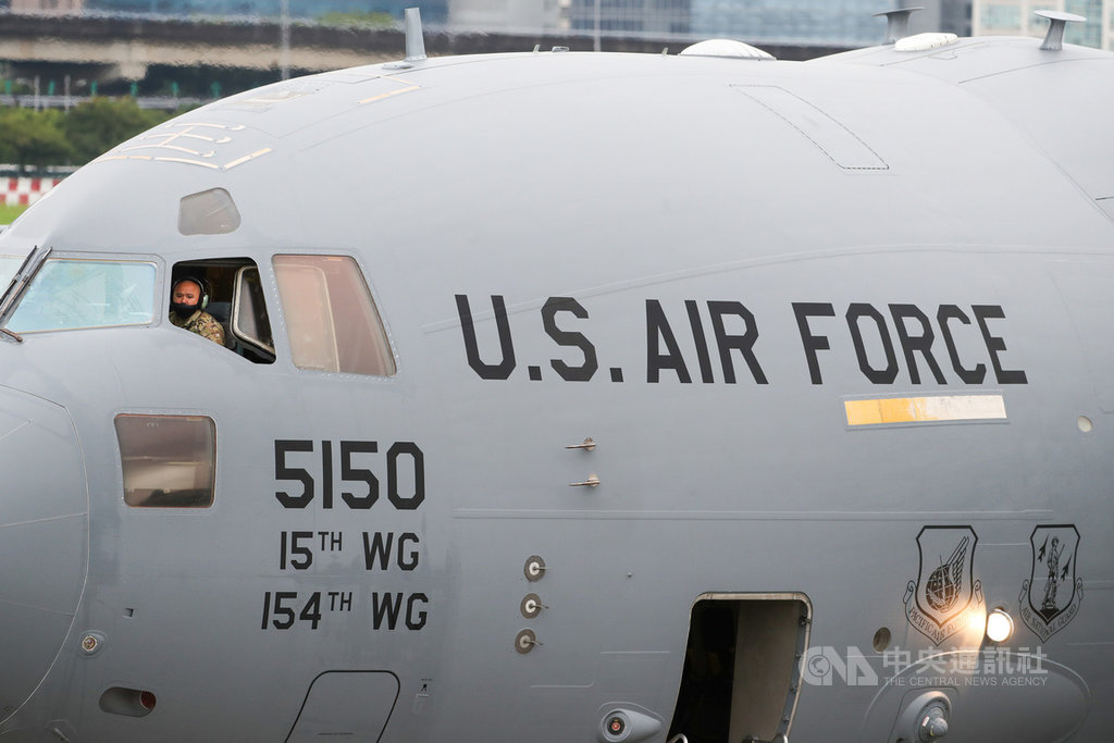 美國聯邦參議員達克沃絲、蘇利文及昆斯6日上午率團訪台，訪問團搭乘美軍運輸機C-17飛抵台北松山機場。