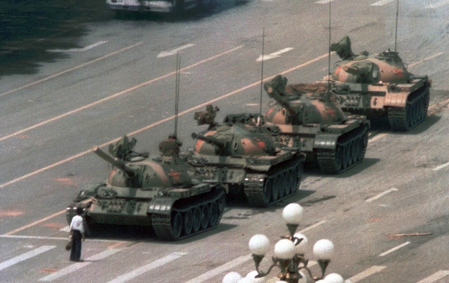  89年6月5日，在天安门广场挡坦克的坦克人。（AP Photo/Jeff Widener）