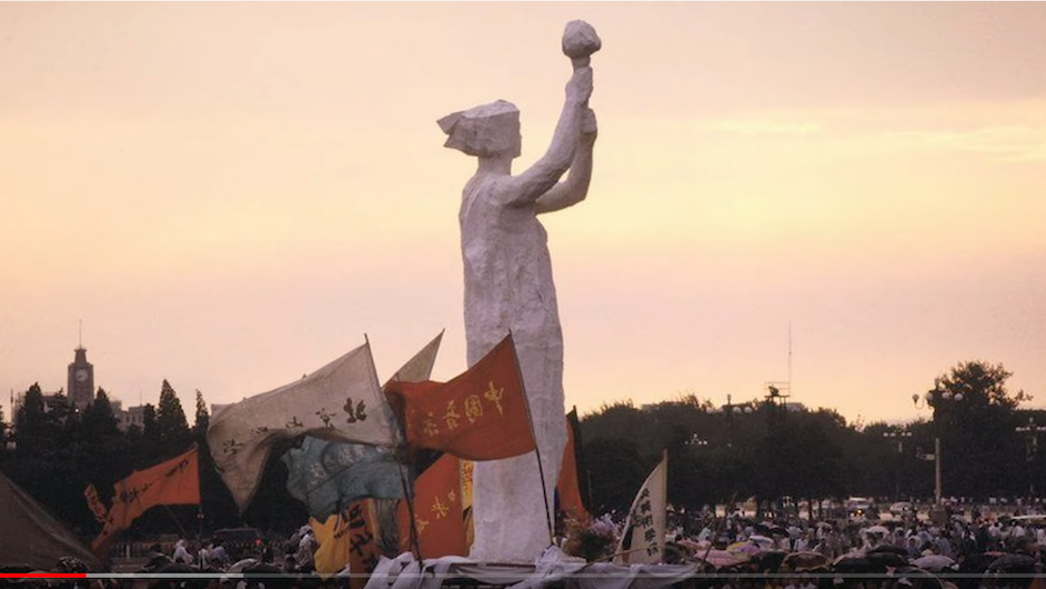 大雄与江峰合唱歌曲《人民》，纪念六四英雄。（图片来源：视频截图）