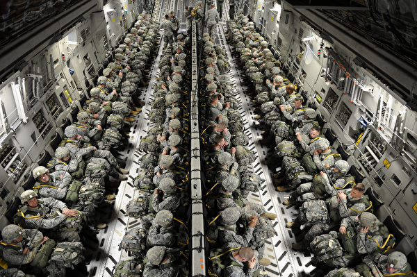 2011年2月9日，美軍第82空降師的傘兵在C-17運輸機上，準備進行空降演習。（美國空軍）
