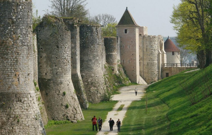 古城牆建於11世紀和13世紀之間，城牆高25米，長1.2公里