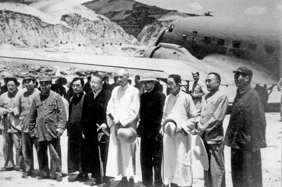 1945年7月1日，毛泽东等到延安机场迎接来访的六名国民参政会参政员（网络图片）