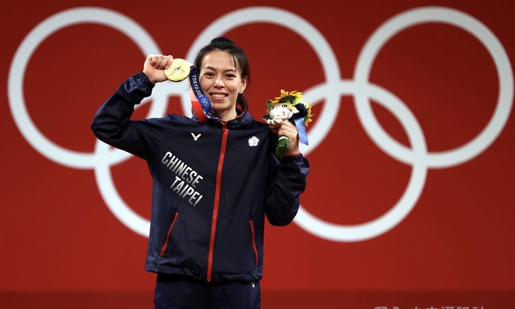 「舉重女神」郭婞淳27日在東京奧運舉重女子59公斤量級，以抓舉103公斤、挺舉133公斤，總和236公斤奪冠，3項成績都是奧會新紀錄。這面東奧金牌，也成功讓世界看到台灣。