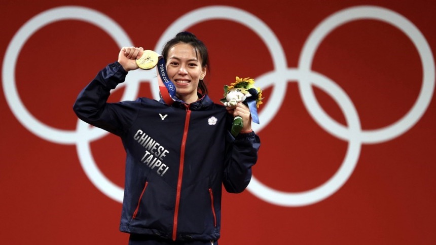 「舉重女神」郭婞淳27日在東京奧運女子舉重贏得金牌，她身上穿的制服外套，就印著「Chinese Taipei」也就是「中華台北」的字樣。