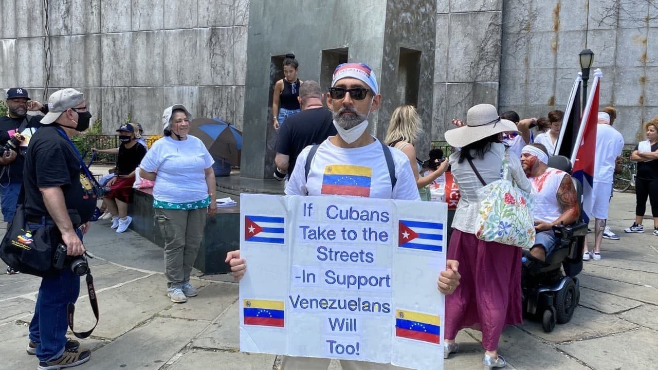 來自委內瑞拉的民眾參加抗議，表達對古巴和委內瑞拉民眾的支持（希望之聲/欣然攝）
