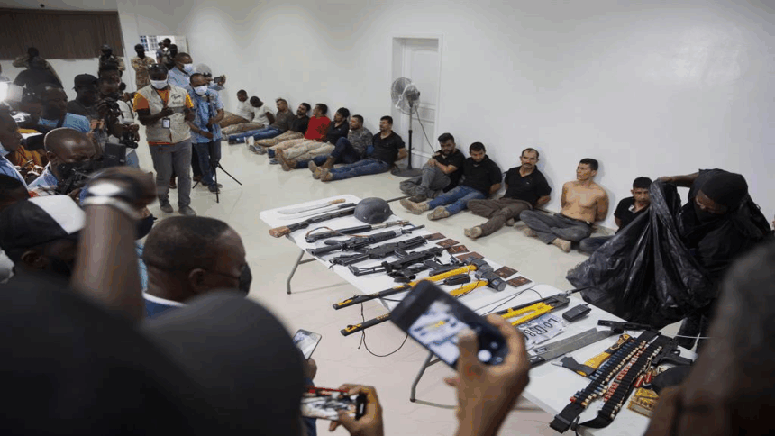 海地警方展示被逮捕的嫌犯和繳獲的物品。