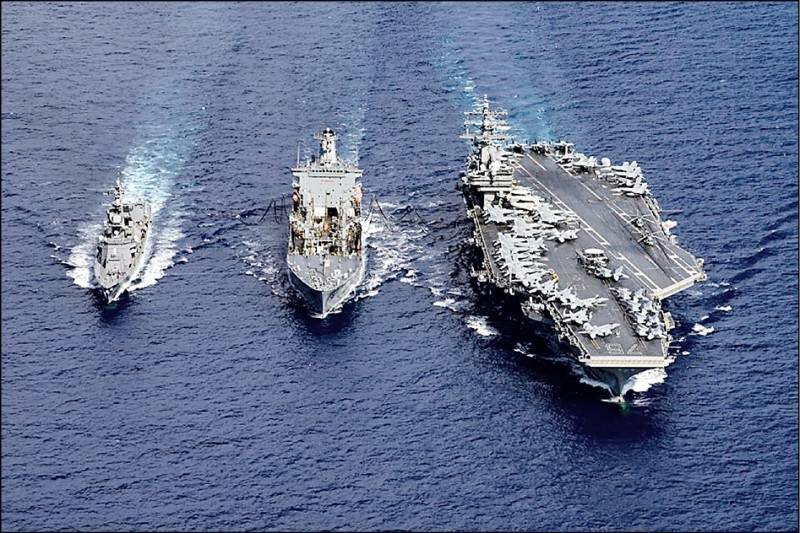 美國航艦「雷根號」、油彈補給艦「約翰艾利克森號」和日本海自「村雨級」護衛艦「雷號」去年8月間在沖繩南方海域進行補給訓練。（圖取自美軍太平洋艦隊臉書）
