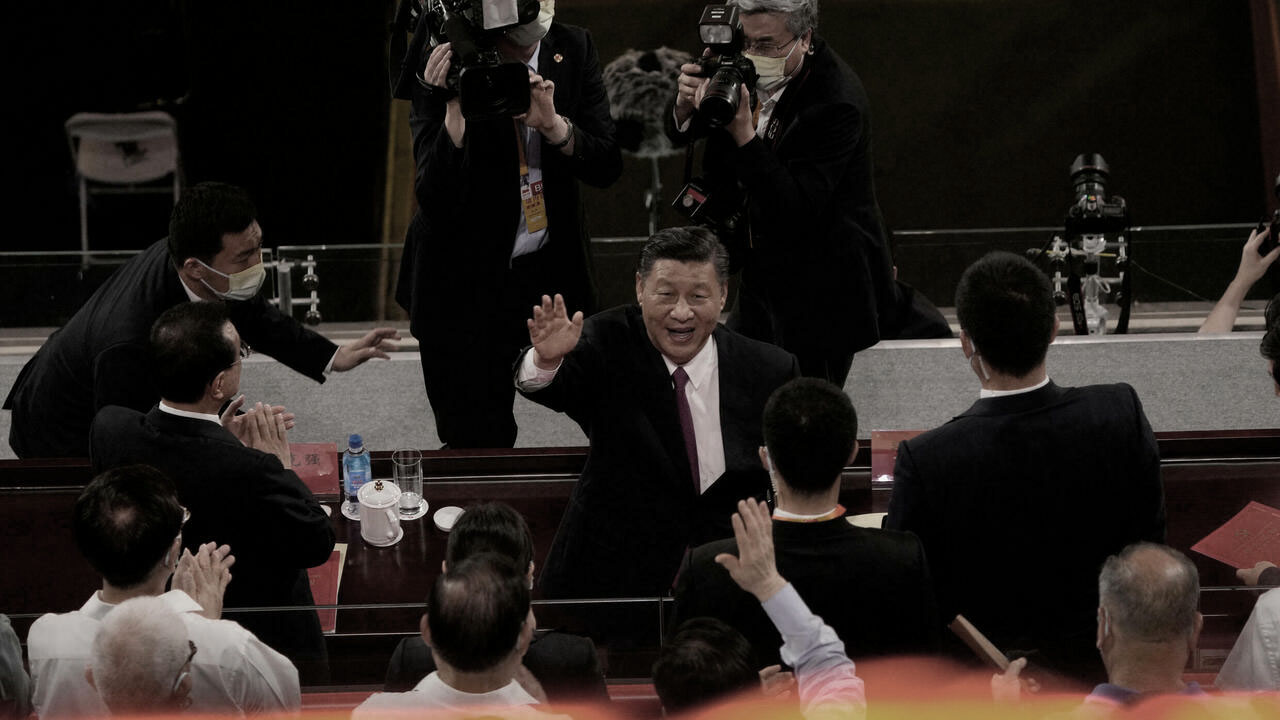 2021 年 6 月 28 日，中共总书记习近平在北京观看中共党庆演出时挥手致意。 (图片来源：AP - Ng Han Guan）