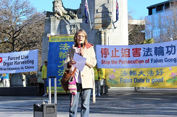 人權組織西藏之友的成員克萊爾‧科文尼（Clarie Comonoy）在集會中發言。