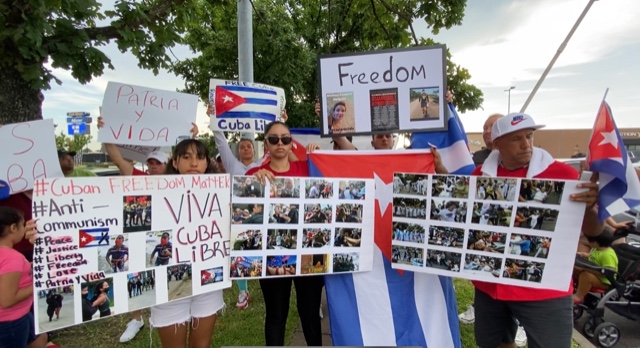 7月18日（周日）晚6點，在休斯頓西南區Sharpstown購物中心前，美國古巴裔美國人集會抗議古巴共產政權對示威群眾的殘酷鎮壓。（SOH/姜書瑤）