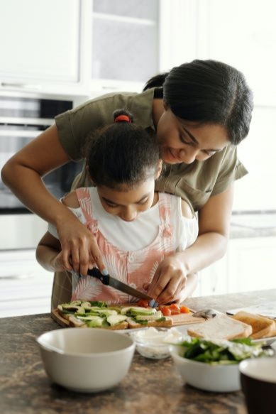 参加厨房活动，能够很好的帮助孩子发展运动技能。(pexels)