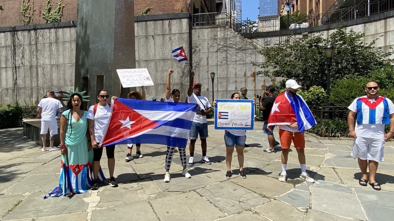 7月23日古巴裔民眾在曼哈頓聯合國大樓前抗議古巴共產政權對民眾的殘酷鎮壓（希望之聲/欣然攝）