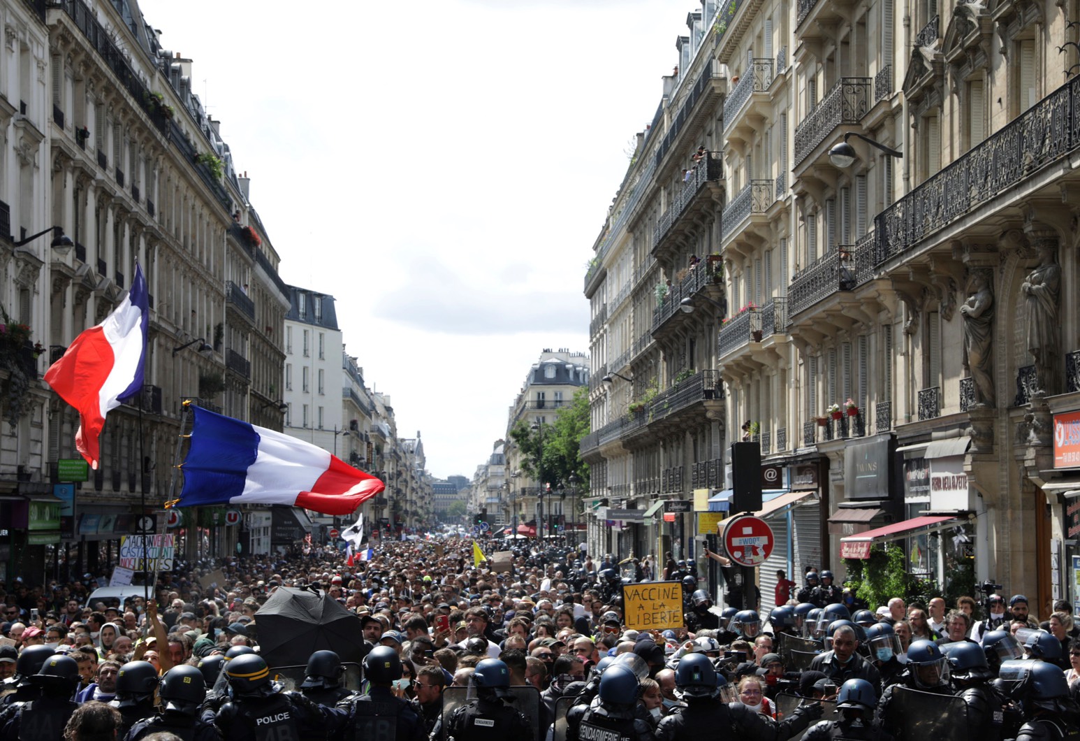 法國有超過20萬不滿政府推行「健康通行證」的民眾，昨天（31日）在全國各地上街抗議。