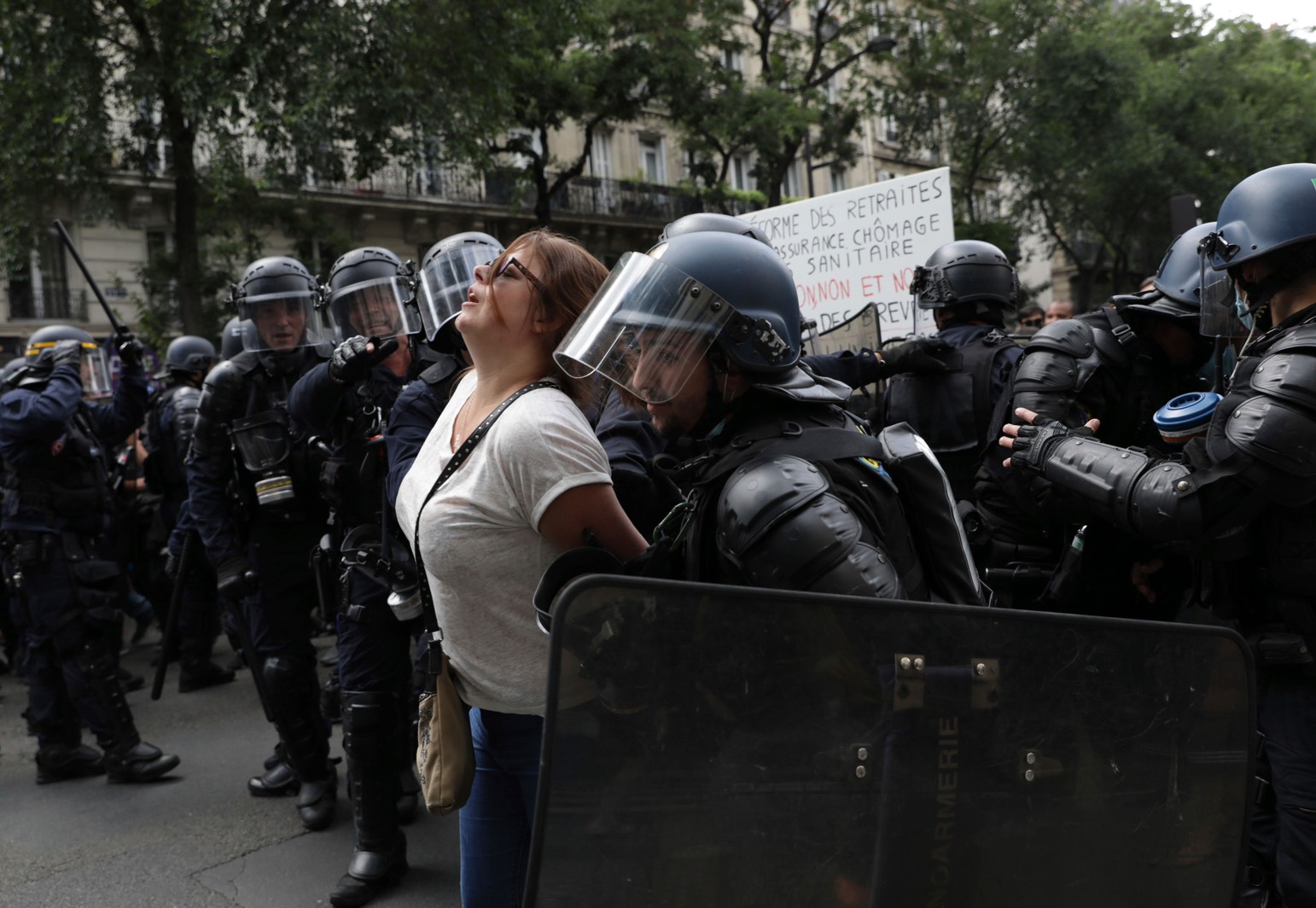 警方發言人表示，昨天的抗議活動中，有19名抗議者被捕巴黎抗議民眾造成3名警員受傷。