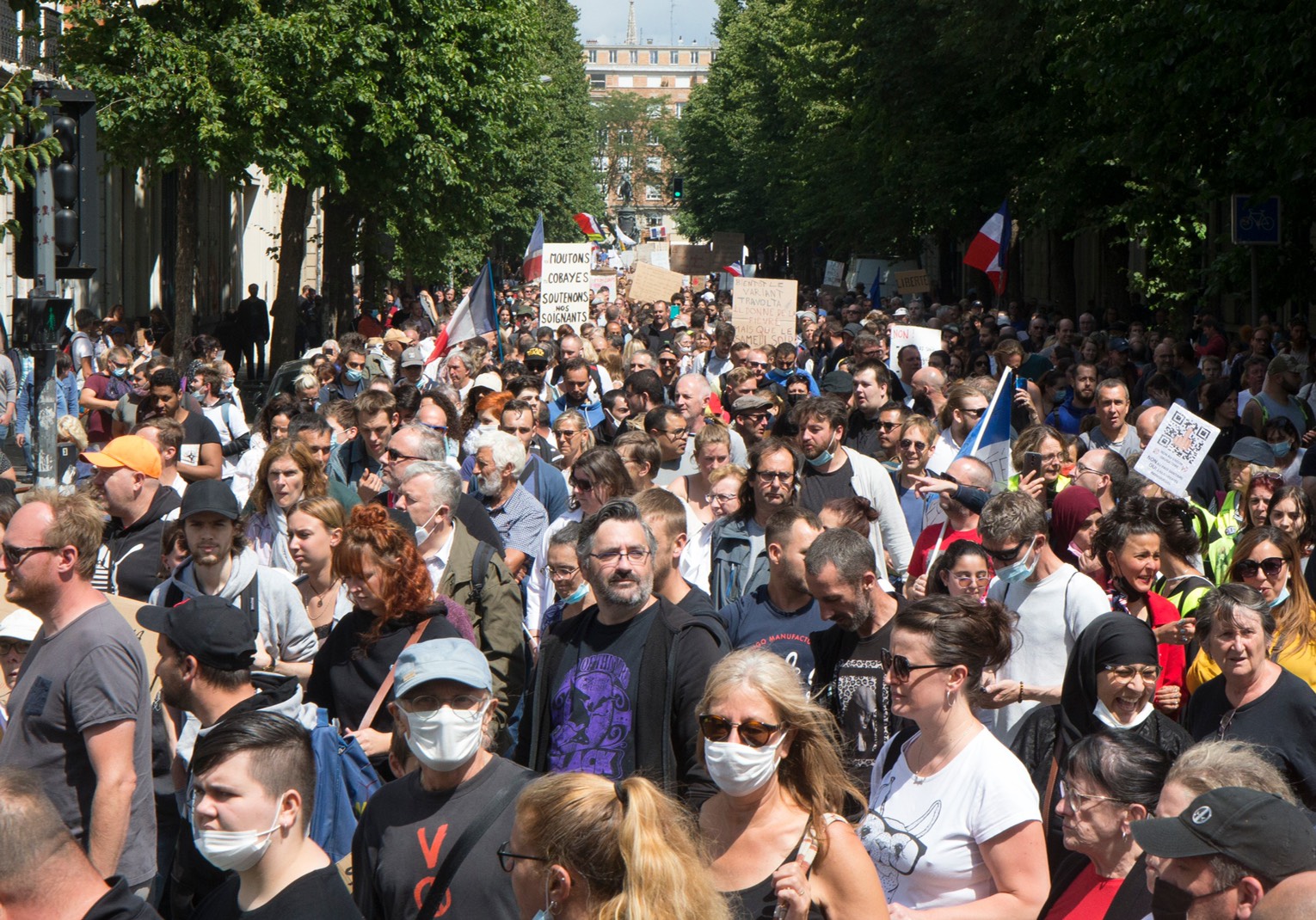 法國有超過20萬不滿政府推行「健康通行證」的民眾，昨天（31日）在全國各地上街抗議。