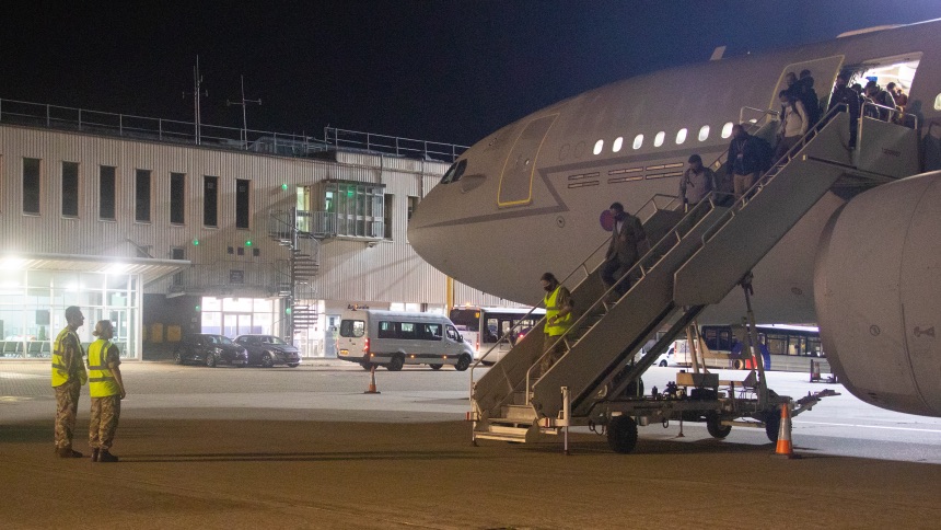 图为 2021 年 8 月 16 日星期一，第一架载有英国大使馆工作人员和各种英国国民的撤离人员的航班，早早从喀布尔起飞抵达英国皇家空军布里兹诺顿。