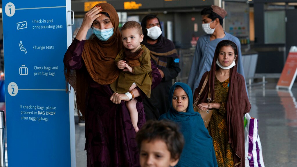 8月27日，从阿富汗机场抵美的撤离人士。（图片来源：AP）