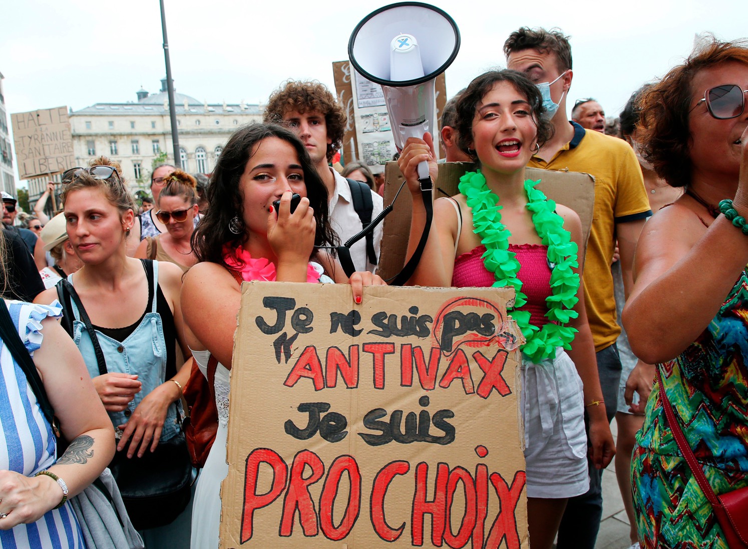 2021 年 8 月 14 日星期六，一名抗議者在法國西南部的巴約訥（Bayonne）示威時舉著標語，上面寫著“我不反對疫苗，我選擇贊成”。
