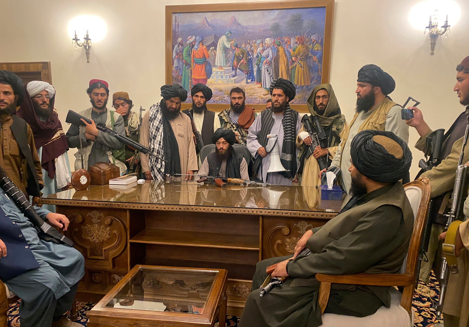 激進組織塔利班在短短的8天內奪權，攻入首都喀布爾，佔領總統府後，宣布成立「伊斯蘭酋長國」，再度掌握阿富汗政權。